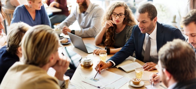geschaefts-team-meeting-strategie-marketing-cafe-konzept